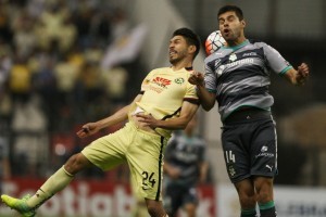 60405225. México, 5 Abr. 2016 (Notimex-Isaías Hernández).-Las Águilas del América recibe en la cancha del Estadio Azteca a Santos Laguna en partido de semifinal de la Liga de Campeones de la Concacaf. NOTIMEX/FOTO/ISAÍAS HERNÁNDEZ/IHH/SPO/