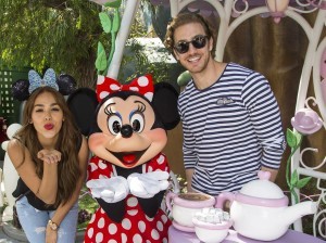 Danna y Eugenio disfrutaron como niños su visita a Dysneyland. Foto Cortesía- Paul Hiffmeyer