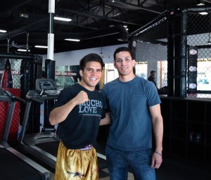 Henry Cejudo está listo para ir en busca del título súper mosca en el UFC 197 en Las Vegas. En la imagen al lado de Javier Ponce, uno de sus seguidores y residente de Phoenix. Foto: Jorge Melchor