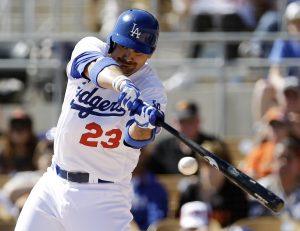 Adrián González, remolcó una carrera, en el triunfo este jueves de Los Ángeles por pizarra de 8-1 ante los Cerveceros de Milwaukee.