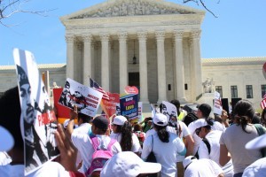 Miles de inmigrantes de diferentes partes del país se concentraron frente a la Suprema Corte de Justicia, donde este lunes tuvieron lugar los argumentos orales en torno a la demanda interpuesta por Texas y 25 estados más en contra de las acciones de alivio migratorio dictadas por el presidente Barack Obama en el 2014 en favor de casi 5 millones de inmigrantes indocumentados, al amparo de su autoridad ejecutiva.   NOTIMEX/FOTO/RUBÉN BARRERA/FRE/ACE