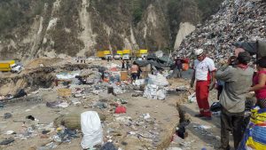 De acuerdo con las autoridades capitalinas, por las condiciones del lugar y el enorme volumen de tierra y basura que cayó, se descarta encontrar sobrevivientes. Foto: Notimex