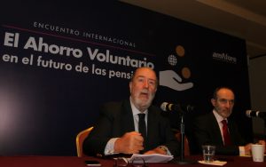 60127022. México, 27 Ene. 2016 (Notimex-Carlos Pereda).- El presidente de la Federación Internacional de Administradoras de Fondos de Pensiones (FIAP), Guillermo Arthur y el presidente ejecutivo de la Amafore, Carlos Noriega, durante la presentación del encuentro internacional "El ahorro voluntario en el futuro de las pensiones", que se realizará mañana en la Ciudad de México. NOTIMEX/FOTO/ CARLOS PEREDA/CPM/EBF/