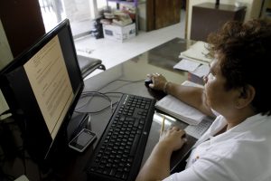 Los riesgos psicosociales tales como el aumento de la competitividad, mayores expectativas sobre el rendimiento y largas jornadas contribuyen a que los ambientes de los lugares de trabajo sean cada vez más estresantes.