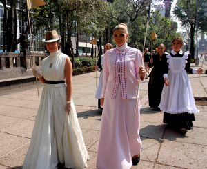 60410079. México, 10 Abr 2016 (Notimex-Francisco García).- Mozos, meseras, caballeros y damas de la alta sociedad, con sombreros y bicicletas antiguas, recorrieron esta mañana el Paseo de la Reforma, como parte de la promoción por el estreno de la telenovela “El hotel de los secretos”. NOTIMEX/FOTO/FRANCISCO GARCÍA/FGV/ACE/