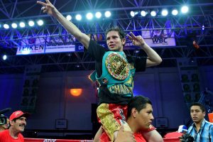 50405048. Metepec, Méx.- Aunque no pudo noquear, el mexicano Carlos Cuadras realizó una exitosa defensa de su título supermosca del Consejo Mundial de Boxeo (CMB), tras vencer por decisión unánime al panameño Luis Concepción. NOTIMEX/FOTO/WORLD BOXING COUNCIL/COR/SPO/