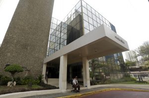 Esta foto del domingo, 3 de abril del 2016, muestra las oficinas del bufete de abogados Mossack Fonseca en la ciudad de Panamá. Una coalición internacional de organizaciones de prensa publicó el domingo lo que dice es una amplia investigación sobre las cuentas en el exterior de personas adineradas, basada en una enorme cantidad de documentos proveídos por una fuente anónima. Los datos están relacionados con un bufete de abogados basado en Panamá, Mossack Fonseca. Fundada por el alemán Juergen Mossack, la firma tiene oficinas en todo el mundo y está entre los mayores creadores mundiales de empresas fachada. (Foto AP/Arnulfo Franco)