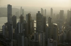 Esta fotografía muestra los rascacielos de Ciudad de Panamá al atardecer en Panamá, el lunes 4 de abril de 2016.  El presidente panameño Juan Carlos Varela dice que su país cooperará "vigorosamente" con cualquier investigación judicial que se derive de la filtración de un amplio número de documentos sobre los tratos financieros en el extranjero de los ricos y famosos del mundo. Una coalición internacional de medios de comunicación publicó el domingo investigaciones que dijo se derivan de la filtración de 11,5 millones de registros que guardaba el despacho de abogados Mossack Fonseca, con sede en Panamá, en nombre de clientes. (Foto AP/Arnulfo Franco)