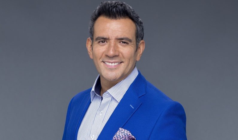 Héctor Sandarti regresa a la conducción con “El Juego de las Estrellas”