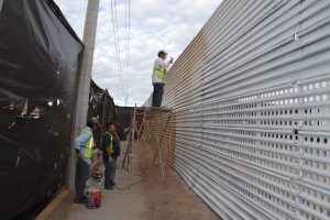 En la frontera de San Luis Río Colorado, el ayuntamiento local pintó de color crema más de 5 kilómetros de la valla metálica para cubrir el óxido, además de instalar unas pantallas y que los artistas locales expongan su obra plástica.