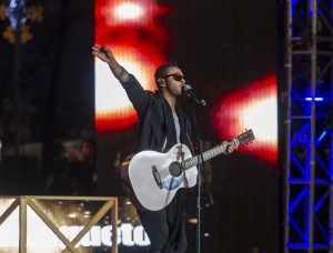 el cantante habló con los medios presentes sobre la posibilidad de convertirse en director, toda vez que ya toma cursos tanto de fotografía como de dirección. 