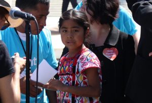 Sophie Cruz, la pequeña hija de padres mexicanos inmigrantes indocumentados que en septiembre pasado se hizo famosa al entregar una carta al Papa Francisco solicitando su intervención a favor de los inmigrantes, pidió hoy a los magistrados de la Suprema Corte de Justicia protección para cientos de miles de niñas y niñas que enfrentan el peligro de verse separados de sus familias.  NOTIMEX/FOTO/RUBÉN BARRERA/FRE/ACE