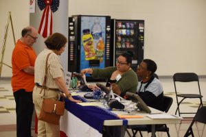 60426007. Rockville, EUA, 26 Abr. 2016 (Notimex-José López Zamorano).- Con expectativas de una votación récord abrieron esta mañana las urnas en las elecciones primarias de Pensilvania, Maryland, Connecticut, Rhode Island y Delaware, con Hillary Clinton (demócrata) y Donald Trump (republicano) como favoritos. NOTIMEX/FOTO/JOSÉ LÓPEZ ZAMORANO/COR/POL/