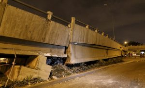 60417203.  Ecuador.- Un puente cayó en el puerto ecuatoriano de Guayaquil segundos después del terremoto del pasado sábado de 7.8 Richter, sismo que deja un saldo parcial de 246 muertos. NOTIMEX/FOTO/CORTESIA AGENCIA ANDES/COR/DIS/