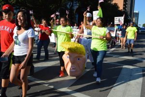 Desde el lanzamiento de su campaña presidencial en junio del 2015, Trump recibió críticas de racismo por los comentarios en los que comparó a los inmigrantes mexicanos con criminales. Foto: Notimex