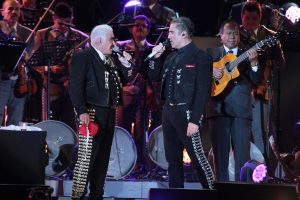 60416289. México, 16 Abr 2016 (Notimex-Isaías Hernández).- Vicente Fernández en compañía de su hijo Alejandro Fernández, se presenta por última vez en un escenario para deleitar a todos sus fans con el concierto “Un azteca en el azteca”, este sábado en el Estadio Azteca. NOTIMEX/FOTO/ISAIAS HERNANDEZ/IHH/ACE/