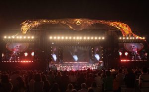 Antes de la una de la madrugada de este día, la despedida de Vicente Fernández se aproximaba y con gran sentimiento comenzó su partida, interpretando “A mi manera”, “Volver volver” y “México lindo y querido”. Foto: Notimex