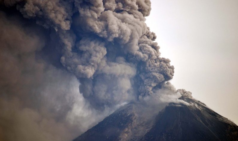 Volcán de Fuego emite fumarola de mil 800 metros