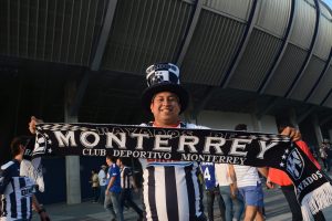 60521160. Monterrey, 21 May. 2016 (Notimex-Juan Carlos Pérez).- Cientos de aficionados arriban al nuevo estadio de los Rayados para presenciar el encuentro de "vuelta" entre los Rayados de Monterrey y las Águilas del América, dentro de las semifinales del Torneo Clausura 2016 de la Liga MX.  NOTIMEX/FOTO/JUAN CARLOS PEREZ/FRE/SPO/