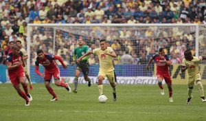 60515254. México, 15 May. 2016 (Notimex-Isaías Hernández).- Las Águilas del América vence 2-1 en el estadio Azteca a Chivas del Guadalajara y con esto pasa a las semifinales del Torneo Clausura 2016 de la Liga MX. NOTIMEX/FOTO/ISAÍAS HERNÁNDEZ/IHH/SPO/