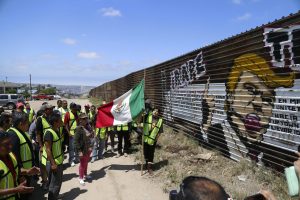 60510188. Tijuana, Baja California, 10 May 2016 (Notimex-Eduardo Jaramillo).-Activistas de Ángeles sin Fronteras destruyeron un mural alusivo al aspirante a la presidencia de Estados Unidos, Donald Trump, quien se ha manifestado en contra de la migrantes que radican en ese país, ubicado en el muro fronterizo que divide  México y Estados Unidos.  NOTIMEX/FOTO/EDUARDO JARAMILLO/EJC/HUM/