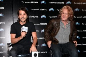 Bajo la dirección de Luis Mandoki, Diego Luna hace un homenaje a las madres con el cortometraje %22Tu Mamá Miente%22. Foto Mixed Voces.