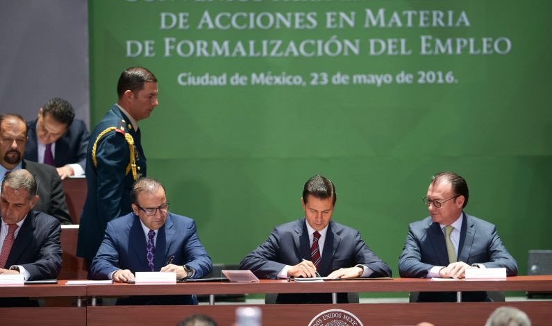 Peña Nieto anuncia acciones para combatir la informalidad laboral