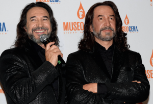 Marco Antonio Solís posó al aldo de su "doble" que está ya en el Museo de Cera de la Ciudad de Mexico. Foto: Cortesía