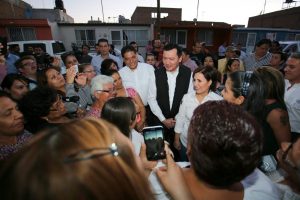 60510301. Durango, Dgo. 10 May. 2016 (Notimex-Especial).- El secretario de Gobernación, Miguel Ángel Osorio Chong acompañado por la secretaria de Desarrollo Agrario, Territorial y Urbano, Rosario Robles Berlanga realizó un recorrido por las colonias Huizache I, Huizache II, Los Sauces, Azcapotzalco y Universal, de la ciudad de Durango, como parte de las actividades de la estrategia “Ciudades Seguras para las Mujeres, Derecho a la Ciudad”. NOTIMEX/FOTO/ESPECIAL/COR/POL/