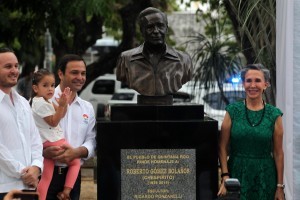 60609248. Cancún, 9 Jun 2016 (Notimex-Francisco Galvez).- Autoridades municipales develaron esta noche el busto de Roberto Gómez Bolaños en el andador de la avenida Tulum, que forma parte del proyecto de un corredor cultural en dicha arteria y en las inmediaciones del Palacio Municipal. NOTIMEX/FOTO/FRANCISCO GÁLVEZ/FRE/HUM/