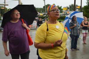 60612211. Dallas, 12 Jun. 2016 (Notimex- Francisco Trujillo).- Cientos de personas se reunieron la noche de este domingo en una vigilia en memoria de las víctimas del ataque perpetrado por un hombre en un bar de Orlando. NOTIMEX/FOTO/FRANCISCO TRUJILLO/COR/HUM/