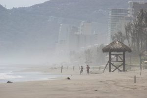 En el caso de que el mar de fondo arrastre a una persona, las autoridades recomiendan mantener la calma, y nadar en paralelo a la orilla y no contra corriente.