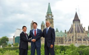 El presidente de México, Enrique Peña Nieto, posó para la fotografía de familia junto con el primer ministro de Canadá, Justin Trudeau, y el presidente de los Estados Unidos de América, Barack Obama, en el marco de la Cumbre de Líderes de América del Norte (CLAN), que se lleva a cabo en esta ciudad. NOTIMEX/FOTO/PRESIDENCIA/COR/POL/