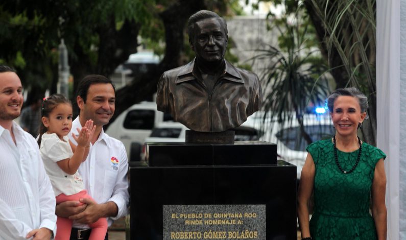 Develan escultura de Roberto Gómez Bolaños en Cancún