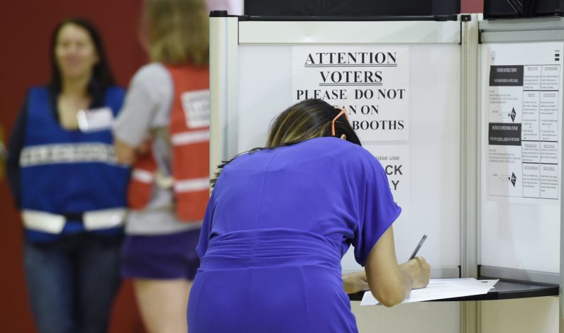 Reportan lento crecimiento de votantes latinos en California