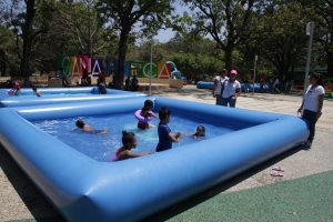 las albercas proveen a los residentes la oportunidad de refrescarse, además de que son un medio de convivencia familiar y de activación física.