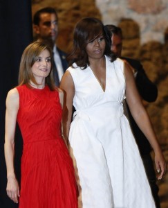 60630041. Madrid, 30 Jun. 2016 (Notimex-Juan Carlos Rojas).- En el centro cultural El Matadero de Madrid, la primera dama de Estados Unidos, Michelle Obama, acompañada de la reina de España, Letizia, compartió su proyecto “Lets girls learn” (Dejar que las niñas aprendan), ante representantes gubernamentales y 600 adolescentes españolas. NOTIMEX/FOTO/JUAN CARLOS ROJAS/COR/POL/