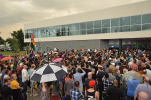 60612212. Dallas, 12 Jun. 2016 (Notimex- Francisco Trujillo).- Cientos de personas se reunieron la noche de este domingo en una vigilia en memoria de las víctimas del ataque perpetrado por un hombre en un bar de Orlando. NOTIMEX/FOTO/FRANCISCO TRUJILLO/COR/HUM/