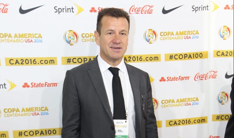 Dunga carga contra el arbitraje por la eliminación de Brasil