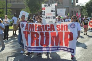 60616225. Dallas, 16 Jun 2016 (Notimex-Francisco Trujillo).- Unas mil 500 personas, muchos inmigrantes hispanos, participaron hoy en Dallas en una marcha de rechazo a la visita del virtual candidato republicano a la Presidencia de Estados Unidos, Donald Trump, y de sus posturas políticas. NOTIMEX/FOTO/FRANCISCO TRUJILLO/COR/POL