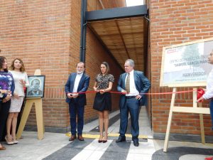 Epigmenio Ibarra, Denisse Ugalde y Martín Orozco, cortaron el listón inaugural del nuevo centro de producción %22Gabriel García Márquez%22. Foto Cortesía Argos