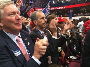 Simpatizantes de Donald Trump aplauden mientras el candidato republicano habla sobre sus planes de gobierno. Foto: Notimex