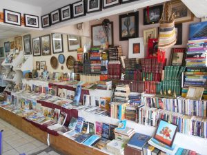 En La Librería, además de literatura, también se pueden comprar enciclopedias, textos infantiles, curiosidades