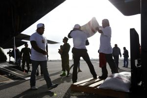 60630057. Huejotzingo, Pue., 30 Jun. 2016 (Notimex-Carlos Pacheco).- El secretario de Desarrollo Social, José Antonio Meade, supervisó el cargamento de apoyo alimentario para abastecer las tiendas Diconsa en regiones Istmo y Costa de Oaxaca, en el Aeropuerto Internacional “Hermanos Serdán”. NOTIMEX/FOTO/CARLOS PACHECO/CPP/POL/