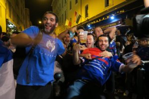 60707126. Marsella, Fra., 7 Jul 2016 (Notimex-David del Rio).- Aficionados de la selección anfitriona de la Eurocopa 2016, celebran esta noche la eliminación de la vigente campeona del mundo, Alemania, y dio un paso de gigante para ganar “su” torneo. NOTIMEX/FOTO/DAVID DEL RIO/COR/SPO/