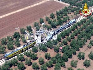 60712004. Roma, 12 jul. 2016 (Notimex-Cuerpo de bomberos).- Al menos 11 muertos y decenas de heridos es el saldo provisional del choque de dos trenes ocurrido hoy en el sur de Italia, informó el Servicio de Protección Civil. NOTIMEX/FOTO/CUERPO DE BOMBEROS/COR/DIS/