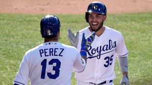 Eric Hosmer (1) y el dominicano Salvador Pérez (1), ambos de Reales de Kansas City, conectaron sendos cuadrangulares,