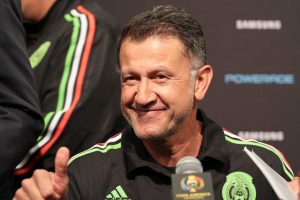 60617156. Santa Clara, EUA., 17 Jun 2016 (Notimex- Isaías Hernández).- el técnico de la selección mexicana de futbol, Juan Carlos Osorio y el jugador Hirving Lozano, ofrecieron una conferencia previa a su encuentro ante Chile, correspondiente a los cuartos de final de la Copa América Centenario 2016.  NOTIMEX/FOTO/ ISAÍAS HERNÁNDEZ/IHH/SPO/COPA16