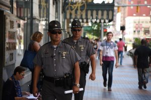 60717168. Cleveland, 17 Jul 2016 (Notimex-José López).- Con consignas contra los muros en la frontera con México y en Palestina, y contra la candidatura de Donald Trump, más de cien manifestantes marcharon por Cleveland en vísperas de la Convención Nacional Republicana, bajo vigilancia policial. NOTIMEX/FOTO/JOSÉ LOPEZ/COR/POL/