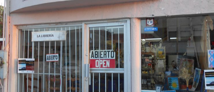 Deportado de EU funda librería y promueve literatura en SLRC